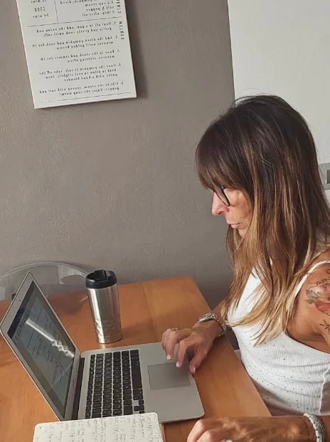 Elena Maiocchi, consulente nutrizionale a Lodi, al lavoro nel suo studio
