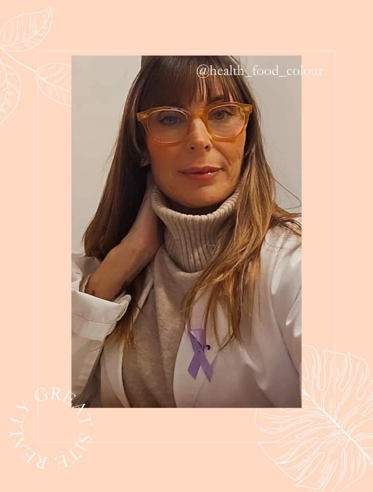 Elena Maiocchi, consulente nutrizionale a Lodi, in posa con una maglia chiara su sfondo pesca